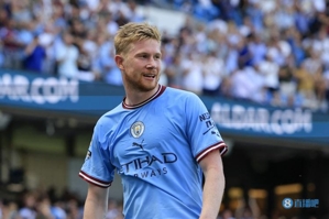 Warnock: De Bruyne sẽ cảm động trước người hâm mộ, 50.000 fan vỗ tay khi khởi động