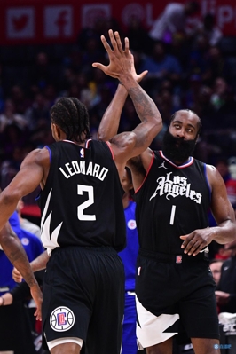 Zeng Lingxu: Chiến thuật cực đoan của Heat khiến James Harden khó nhìn thấu và trực tiếp đánh bóng mang lại kết quả tốt.