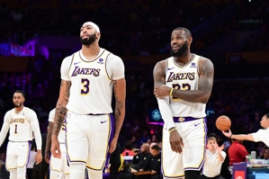 Phòng thủ? Mùa này, Lakers cho phép đối thủ ăn ba điểm 22,5 lần mỗi trận, nhiều nhất giải đấu.