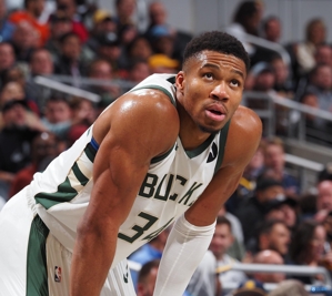 Một mình cây khó mà chống đỡ được! Antetokounmpo ghi được 25 điểm, 10 rebound và 11 kiến ​​​​tạo trên 10/20 cú sút, với điểm cộng trừ là -14