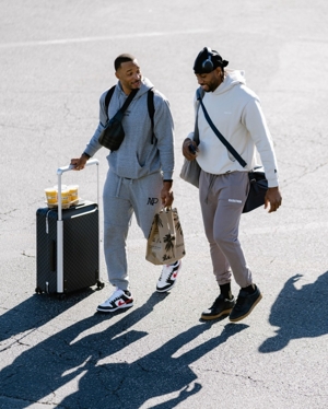 ✈️Hãy đi tìm Erlianke! Ảnh lên máy bay chính thức của Clippers: Kawhi luôn mỉm cười