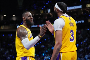 "Năm"! Đội hình xuất phát của Lakers: Reeves, Reddish, Prince, James, Davis