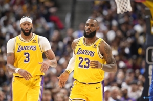 Lakers thua Hawks và thành tích của họ giảm xuống còn 24 trận thắng và 25 trận thua, đồng thời tỷ lệ thắng của họ lại giảm xuống dưới 50%.