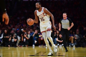 Hiệu suất toàn diện! Durant ghi được 16 điểm, 3 rebound và 5 kiến ​​​​tạo khi thực hiện 4/7 cú sút trong hiệp đấu.