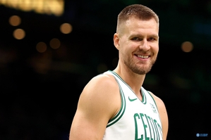 Thật là một đầu ra ổn định! Porzingis thực hiện 8 trong số 14 quả ném phạt và 7 trong số 9 quả ném phạt, ghi được 25 điểm, 9 rebound, 3 kiến ​​​​tạo và 2 cản phá.