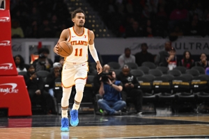 Ghi bàn và hỗ trợ kề vai sát cánh! Trae Young ghi 18 điểm và 8 pha kiến ​​tạo trong hiệp, sút 5/8 quả trong hiệp và 4/6 quả ba điểm.