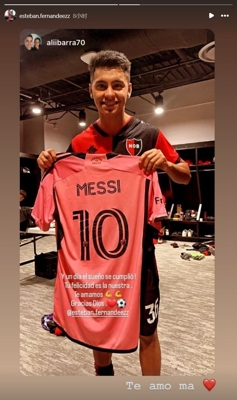 Tiền vệ Newell's Old Boys nhận áo đấu của Messi và chia sẻ ảnh lên mạng xã hội sau trận đấu