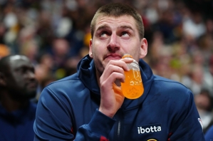 Tôi chỉ chơi! Jokic ghi được 21 điểm, 19 rebound và 15 kiến ​​​​tạo trên 10/10 cú sút, đạt được kỳ tích 3 cú đúp.