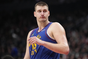 Cấp độ lịch sử! Jokic ghi trung bình 27,3 điểm, 16,7 rebound, 15 hỗ trợ và 2,3 cướp trong 3 trận vừa qua với tỷ lệ sút là 68,6%.