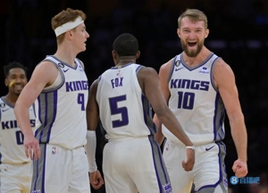 Toàn dân là lính! Kings ghi 6 cú đúp hạ Clippers, Fox ghi 33 điểm, Barnes ghi 22 điểm