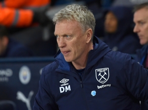 Fan West Ham trước đó đã rút khẩu hiệu "Moyes OUT", Carragher: Anh ấy xứng đáng được tôn trọng hơn