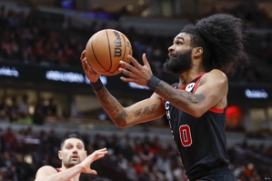 Cảm thấy sắt vẫn có tác dụng! Coby White ghi được 14 điểm và 8 rebound ở 5 trong số 20 cú sút, đồng thời tổ chức đã thực hiện 12 pha kiến ​​​​tạo trực tuyến