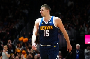 Dễ dàng và tự do! Jokic kết thúc hiệp 3 với 14 điểm, 14 rebound và 10 kiến ​​​​tạo, đạt triple-double trong 4 trận liên tiếp.