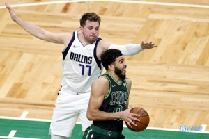 Sự khác biệt giữa bạn và Doncic? Tatum: Đội của chúng tôi không yêu cầu tôi phải kiểm soát bóng và kiểm soát mọi bóng