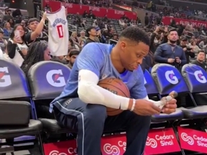 Vẫn là cậu bé lớn! Westbrook chơi với con búp bê của chính mình một cách nghiêm túc và nó rất thú vị!