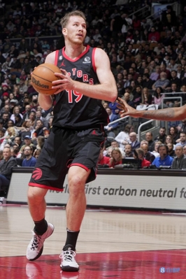 dễ! Poeltl ghi được 8 điểm và 10 rebound khi bắn 4/8 hiệp trong khi Olynyk ghi 8 điểm và 3 rebound.