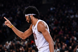 Jarrett Allen nói về việc chặn cú ném bóng: Hoặc là bạn bị ném bóng hoặc bạn bị chặn. Dù sao thì tôi cũng sẽ xuất hiện trong phần nổi bật.