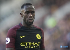 Sagna: Guardiola đã cắt WiFi trong phòng thay đồ của Manchester City ngay khi đến. Nếu thừa cân 2 pound, anh ấy sẽ bị loại khỏi đội hình.