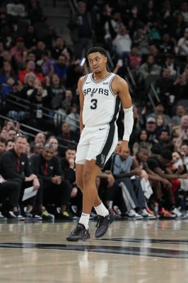 Khá hiệu quả! Keldon Johnson vào sân từ băng ghế dự bị và ghi được 13 điểm và 5 rebound trong 16 phút khi bắn 4/6 và 2/2 cự ly 3 điểm.