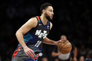 Kẻ lừa đảo? Ben Simmons đã chơi 57 trận trong 3 mùa giải vừa qua và mức lương của anh mùa này là 37,39 triệu USD.