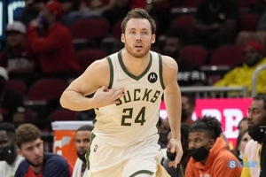 Người thay thế rất mạnh mẽ! Connaughton ghi được 17 điểm, 6 rebound và 1 kiến ​​​​tạo trên 6/7 & 4/5 quả ba điểm.