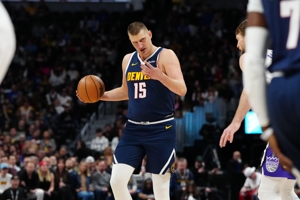 Malone: ​​Jokic sẽ quyết định trước trận đấu có nên thi đấu với Jazz do chấn thương cánh tay phải