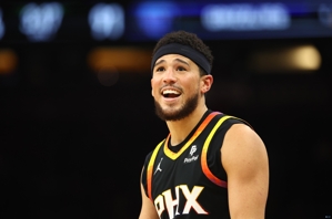 Quan chức của Suns: Booker sẽ vắng mặt trận gặp Celtics do bị bong gân mắt cá chân phải