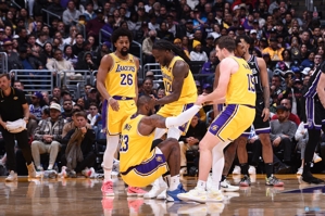 Hãy ngồi xuống và nhìn ra ngoài! Sau chiến thắng của Lakers, họ dẫn trước Warriors 1,5 trận và chỉ kém Mavericks 1 trận.