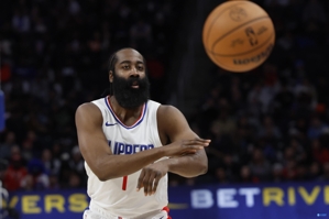 Nó không dễ! Harden đã bị nhắm mục tiêu tấn công trong hiệp một và ghi được 11 điểm, 2 rebound và 5 kiến ​​​​tạo khi bắn 4/11.