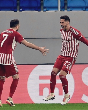 Olympiacos tuyệt vời: 1-4 ở trận lượt đi, 4-1 ở trận lượt về, ghi 2 bàn trong hiệp phụ và lọt vào tứ kết cúp châu Âu