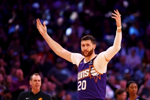 Cuộc đối đầu giữa những kẻ ngốc! Nurkic giành được 21 rebound và 5 rebound phía trước, và Richards cũng giành được 15 rebound.