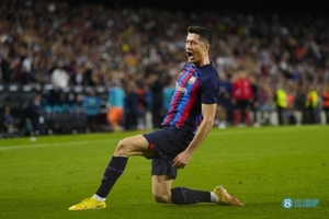 Lewandowski đã tham gia ghi 3 bàn trong một trận đấu với Atletico Madrid ở La Liga, cầu thủ đầu tiên kể từ Ronaldo vào tháng 11 năm 2016