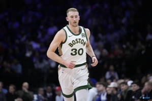 Celtics đã thực hiện tổng cộng 49 quả ba điểm trong hai trận liên tiếp, nhiều thứ hai trong lịch sử và chỉ cách người đầu tiên một bàn.