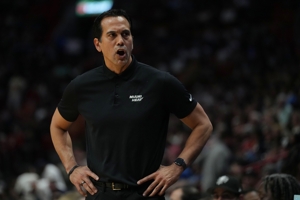 Spoelstra: Trong trò chơi có một vòng luân hồi nhân quả. Sau khi Adebayor phòng thủ kiên cường, quả bóng chiến thắng đã đến tay anh.