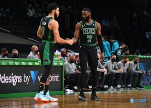 Celtics là đội đầu tiên trong lịch sử NBA đạt ít nhất 20 quả 3 điểm trong 4 trận liên tiếp.