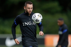 Phóng viên: De Vrij bị căng cơ trong khi tập luyện cùng đội tuyển Hà Lan và sẽ trở lại Inter Milan để kiểm tra vào ngày mai.