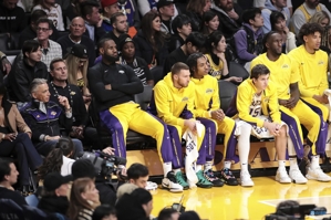 Lakers đánh bại 76ers, Xứng đáng: Thắng xấu có thể chấp nhận được