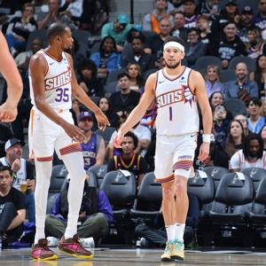 Kong Dexin: The Suns nên vào play-off và đánh cược mạng sống của mình. Màn trình diễn này sẽ thật kỳ lạ nếu họ thoát khỏi vòng play-off.