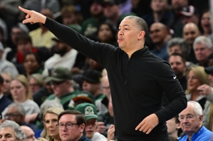 Tyronn Lue: Đây là trận đấu khó khăn đầu tiên trong chuyến đi của chúng tôi. Tôi thích sự chăm chỉ của mọi người khi bị kém 15 điểm.