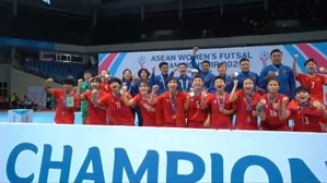 Khoảnh khắc ĐT futsal nữ Việt Nam nâng cao cúp vô địch Đông Nam Á 2024