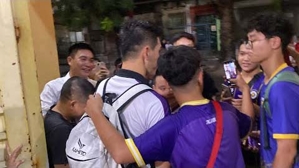 Tiến Linh, Hồ Tấn Tài được fan vây kín sau trận đấu với Hà Nội FC