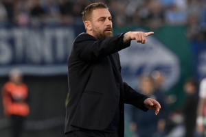 De Rossi ghi 26 điểm trong 11 trận đầu tiên của Roma tại Serie A, chỉ đứng sau Garcia và Deaver trong 30 năm qua.