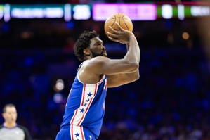 Embiid: Bây giờ tôi vẫn cảm thấy hơi khó chịu, tôi chưa thích nghi được với nhịp độ trận đấu trước khi dính chấn thương.