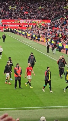 Fan Manchester United hát bài "Jurgen Breaks the Defense", Klopp đáp lại bằng cách vuốt tai, dang rộng tay khi rời sân