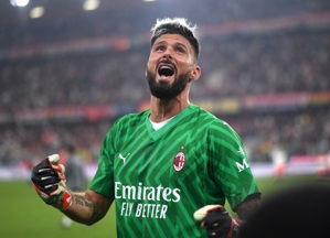 Vua của không khí! Giroud đã ghi 15 bàn thắng bằng đầu trong 3 mùa giải qua ở Milan