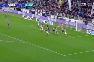 Serie A - Juventus 1-0 Fiorentina cách Milan 6 điểm. Juventus ghi 3 bàn vì lỗi việt vị và Gatti đã giành chiến thắng.